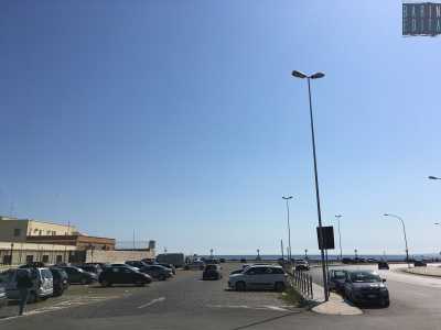 ... e accanto al Colombo parking (un parcheggio situato alla fine del Porto)...